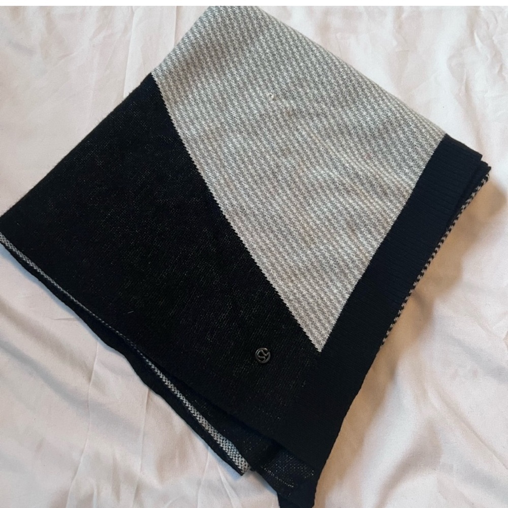 NWT LULULEMON here for the serenity wrap OS
